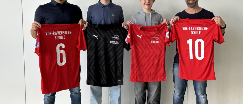 Neue Fußballtrikots für die von-Ravensberg-Schule